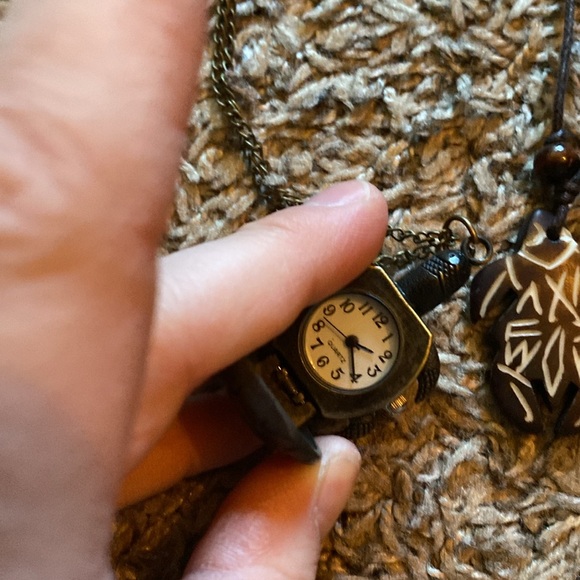 4 Necklaces - Picture 5 of 6